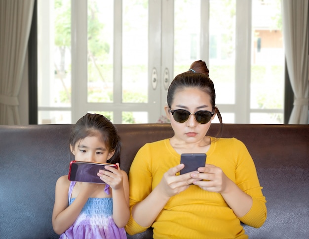 Mãe e criança celular viciado