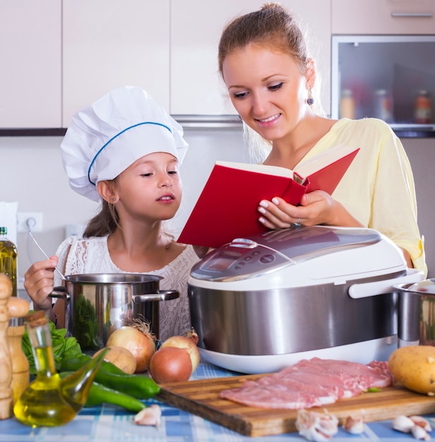 Foto mãe e criança preparando carne