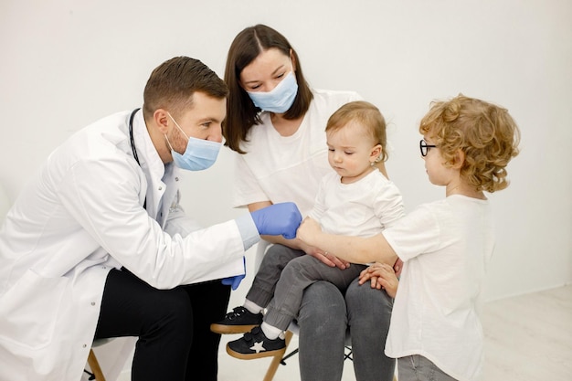 Mãe e dois filhos dela têm consulta com pediatra