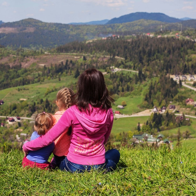 Mãe e dois filhos nas montanhas.