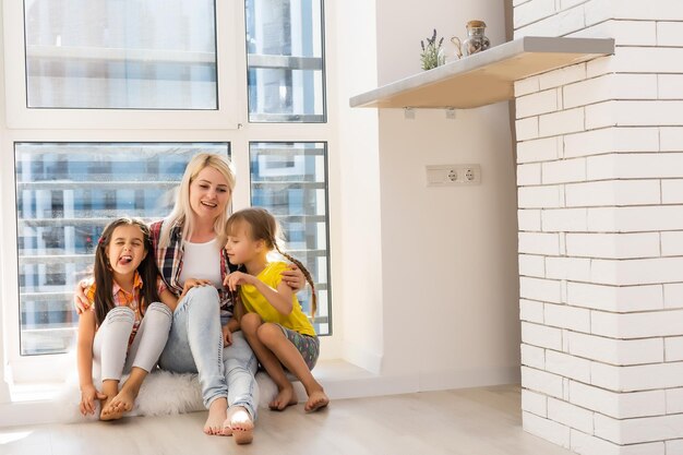 mãe e duas irmãs em casa