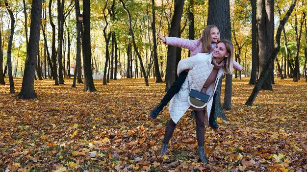 Mãe e filha a brincar no parque.