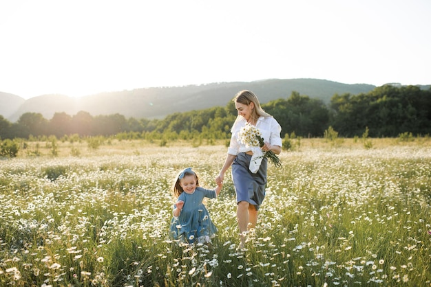 Mãe e filha a caminhar no campo