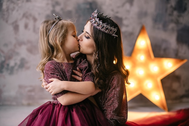 Mãe e filha à imagem da rainha e princesa vestidas nas cores de Marsala com cauda comprida no loft