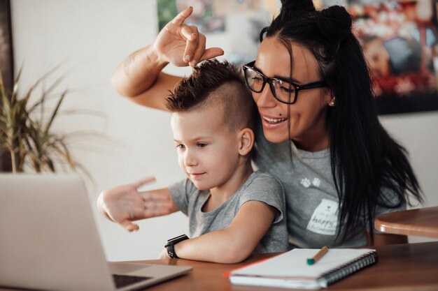 Foto mãe e filha a olhar para a câmara