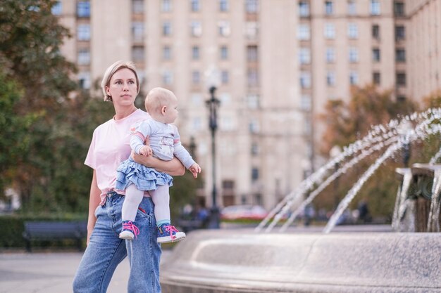 Foto mãe e filha a passear pela cidade.