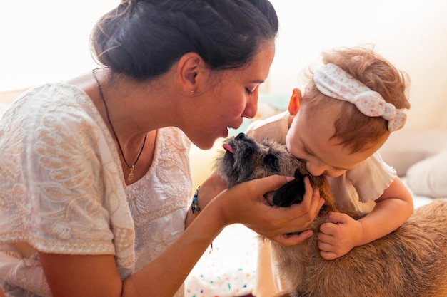 Mãe e filha abraçando seu cachorro