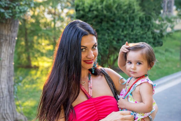 Foto mãe e filha andando de mãos dadas no parque