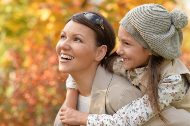 Mãe e filha ao ar livre