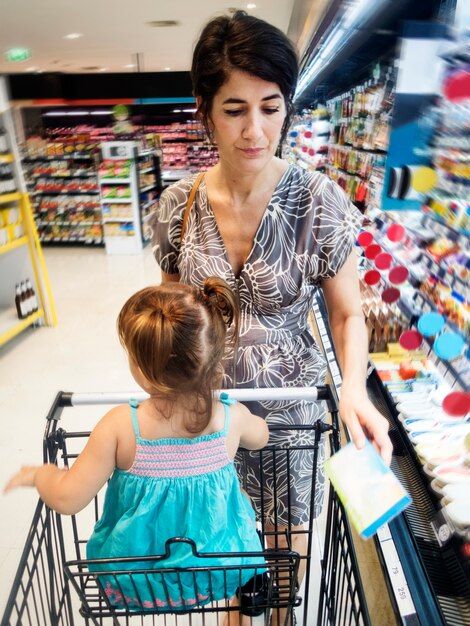 Mãe e filha às compras