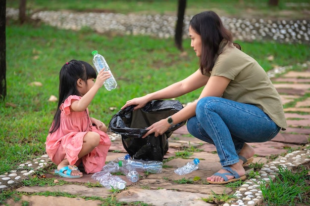 Mãe e filha asiáticas ajudam ambiente de caridade de coleta de lixo