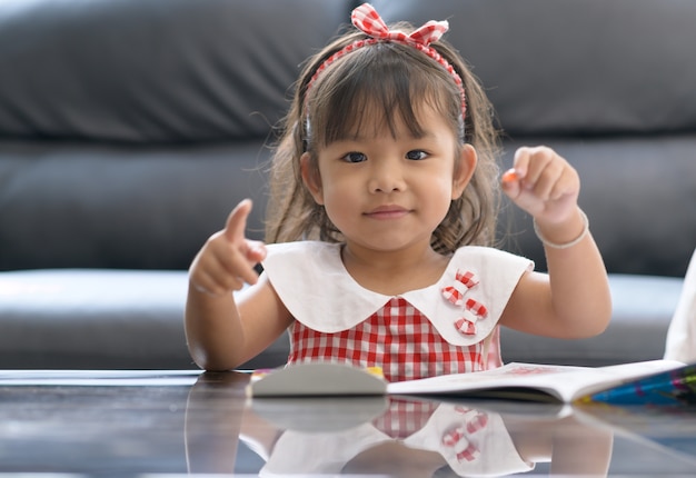 Mãe e filha asiáticas em casa