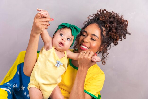 Mãe e filha assistindo o jogo do brasil