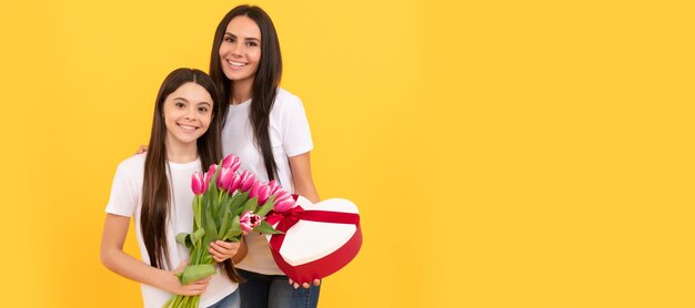 Mãe e filha banner espaço de cópia isolado fundo feliz dia das mães e das mulheres