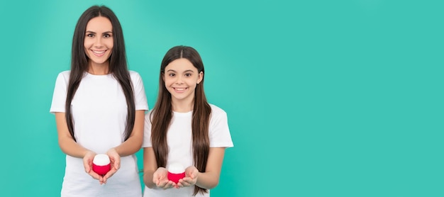 Mãe e filha banner infantil espaço de cópia isolado fundo positivo mãe e filha