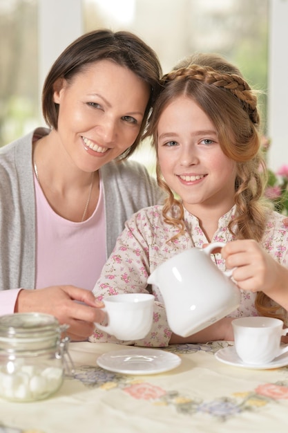 Foto mãe e filha bebendo chá