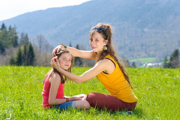 Mãe e filha brincam com flores