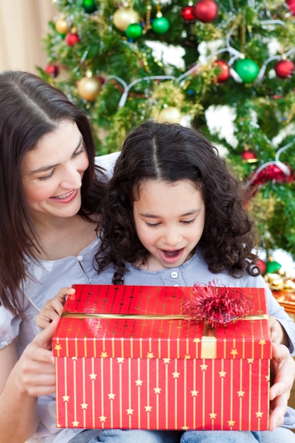 Mãe e filha brincando com presentes de natal