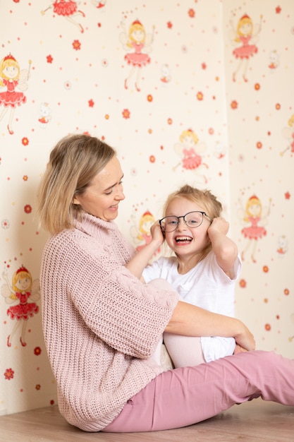 Mãe e filha brincando e abraçando