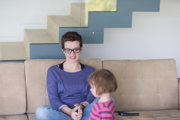 mãe e filha brincando em casa