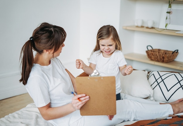 Mãe e filha brincando, garota está com raiva, ela vive emoções negativas. jogos educativos psicológicos para crianças