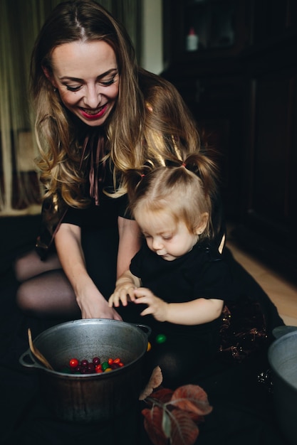 Mãe e filha brincando juntas em casa no halloween