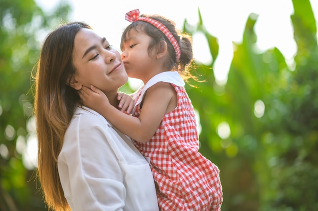 Mãe e filha brincando juntos em um parque. Mãe e filha feliz