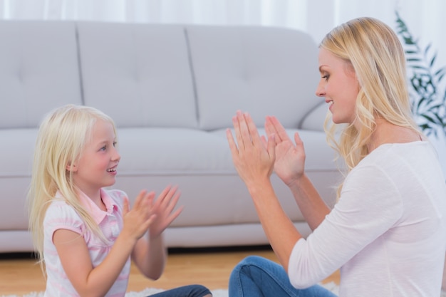 Mãe e filha brincando juntos