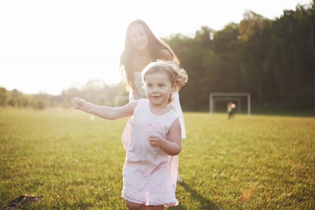 Mãe e filha brincando lá fora