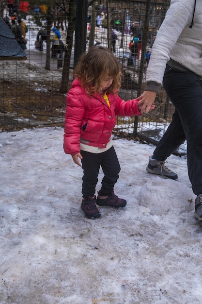 Mãe e filha brincando na neve em Sierra Nevada Ski Resort