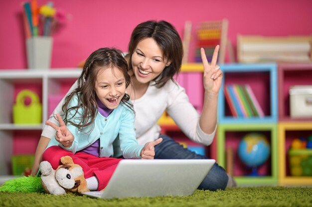 Foto mãe e filha brincando no chão