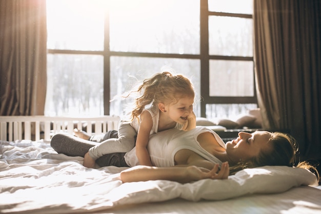 Mãe e filha brincando