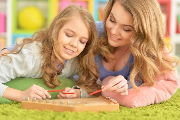 mãe e filha brincando