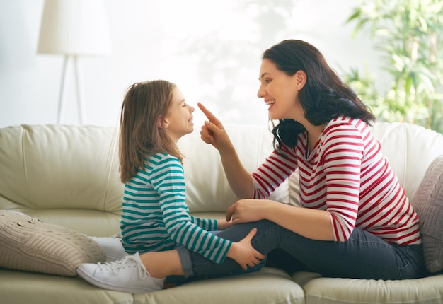 Mãe e filha brincando