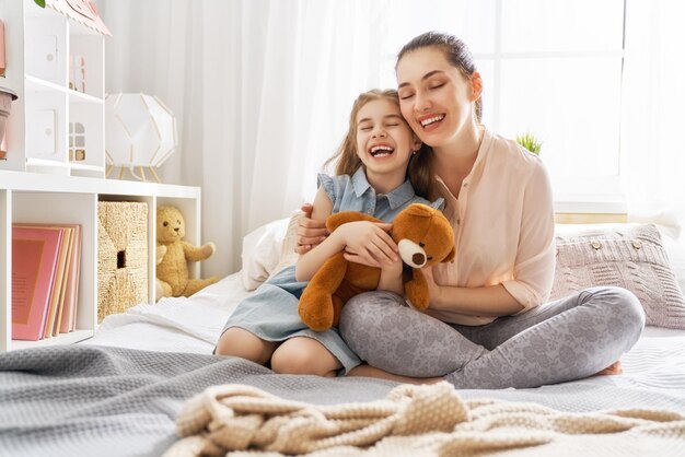 Mãe e filha brincando