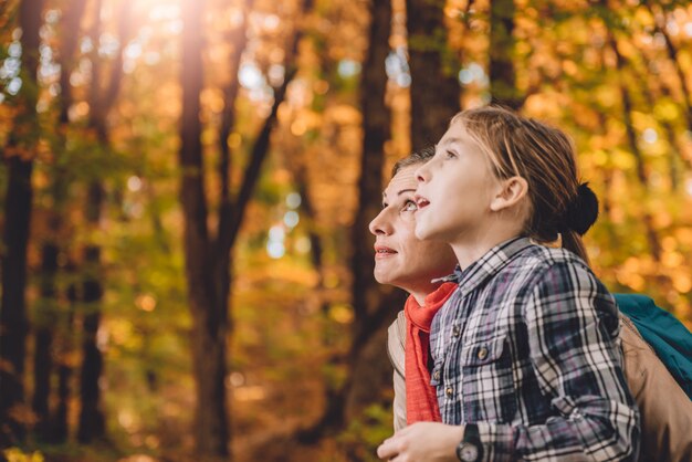 Mãe e filha, caminhadas em uma floresta