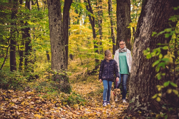 Mãe e filha, caminhadas em uma floresta