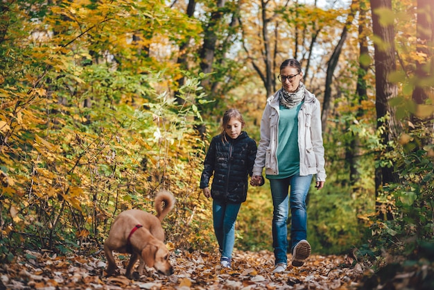 Mãe e filha, caminhadas em uma floresta