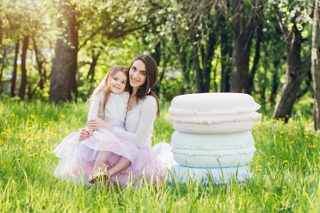 Mãe e filha caminham na primavera florescendo apple