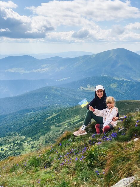 Mãe e filha caminhando em uma montanha