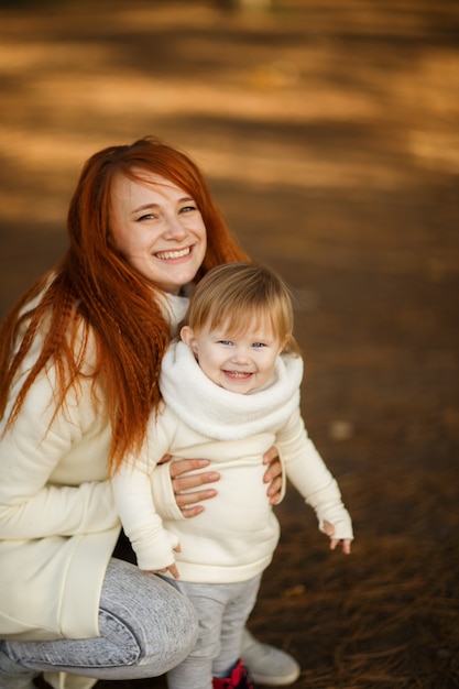 Mãe e filha caminhando no parque