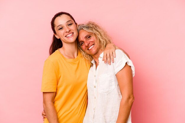 Mãe e filha caucasianas isoladas em fundo rosa