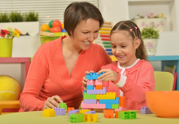 Mãe e filha coletando blocos