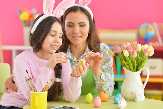 Mãe e filha colorindo ovos para a Páscoa