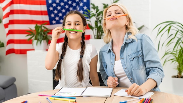 Mãe e filha com bandeira americana.