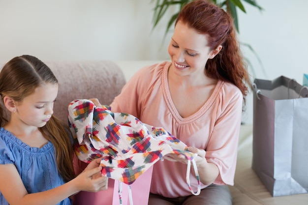 Foto mãe e filha com compras no sofá