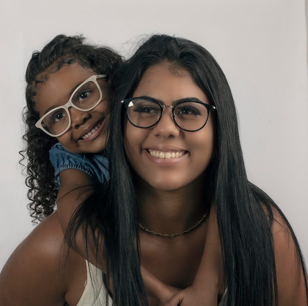 Foto mãe e filha com óculos em foto de estúdio em fundo branco para corte