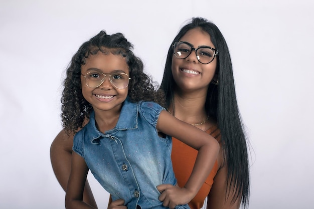 Mãe e filha com óculos em foto de estúdio em fundo branco para corte