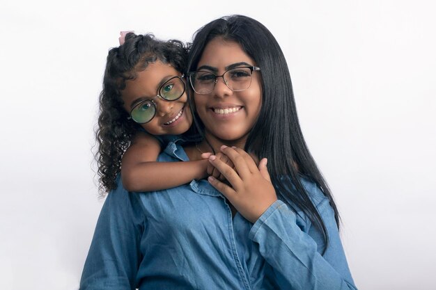 Foto mãe e filha com óculos em foto de estúdio em fundo branco para corte