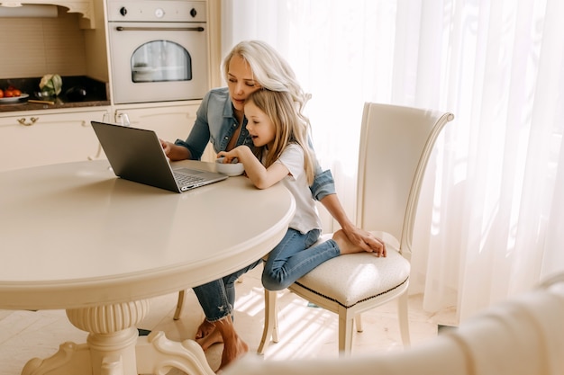 Mãe e filha com um laptop